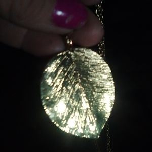 Gold tone leaf necklacewith long chainen lt